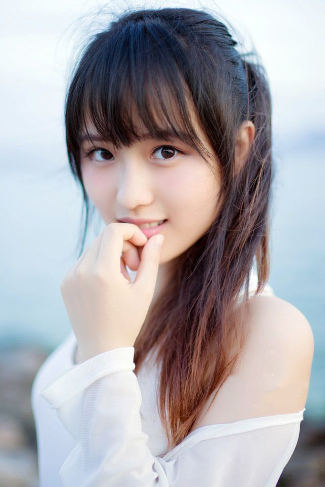 “在你带来书信之前，军师已经暗中命人将你的事情告诉我。”陈到沉声道：“你究竟是何人？”